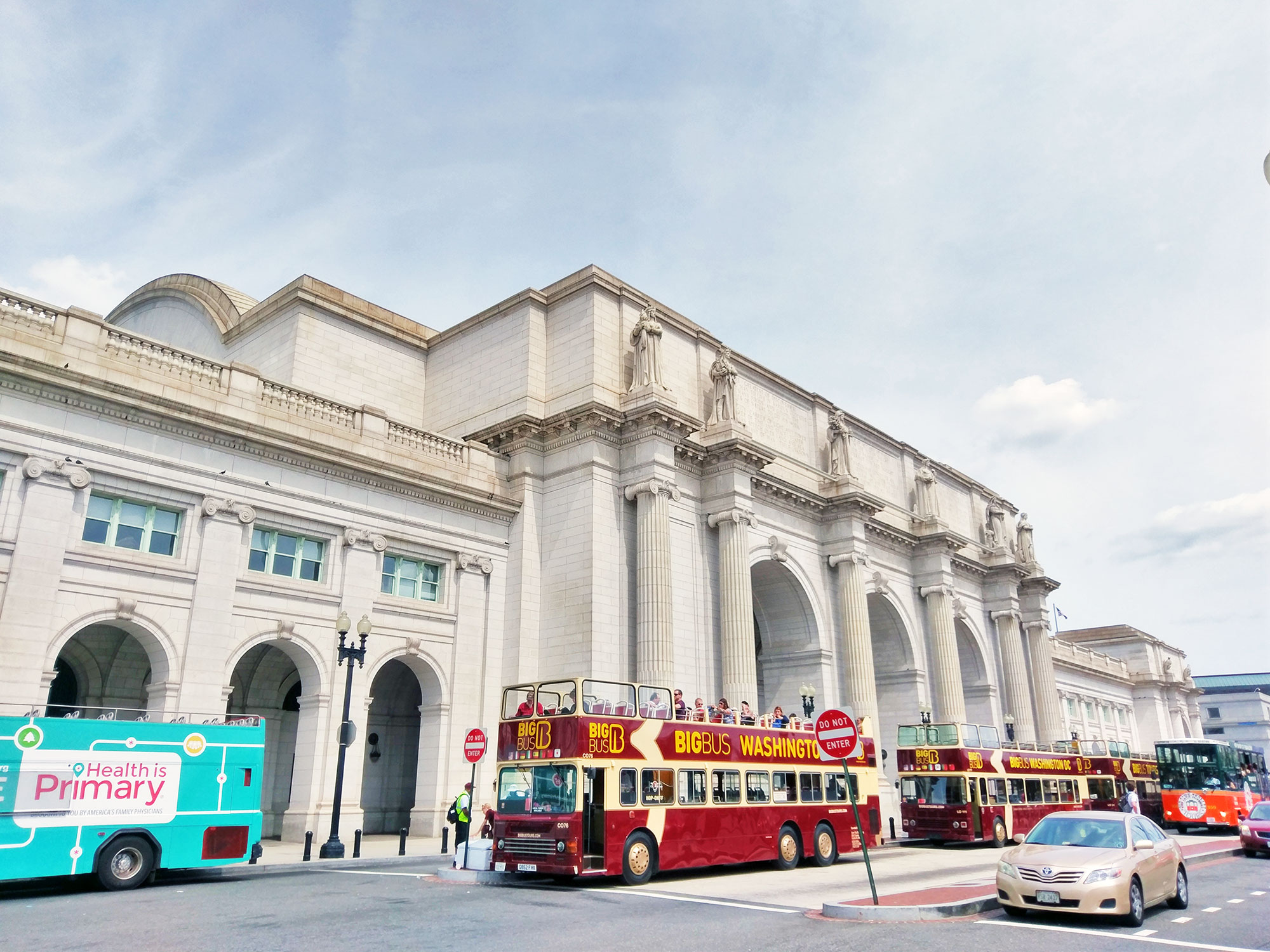 Tour buses in front of Union Station in Washington D.C.