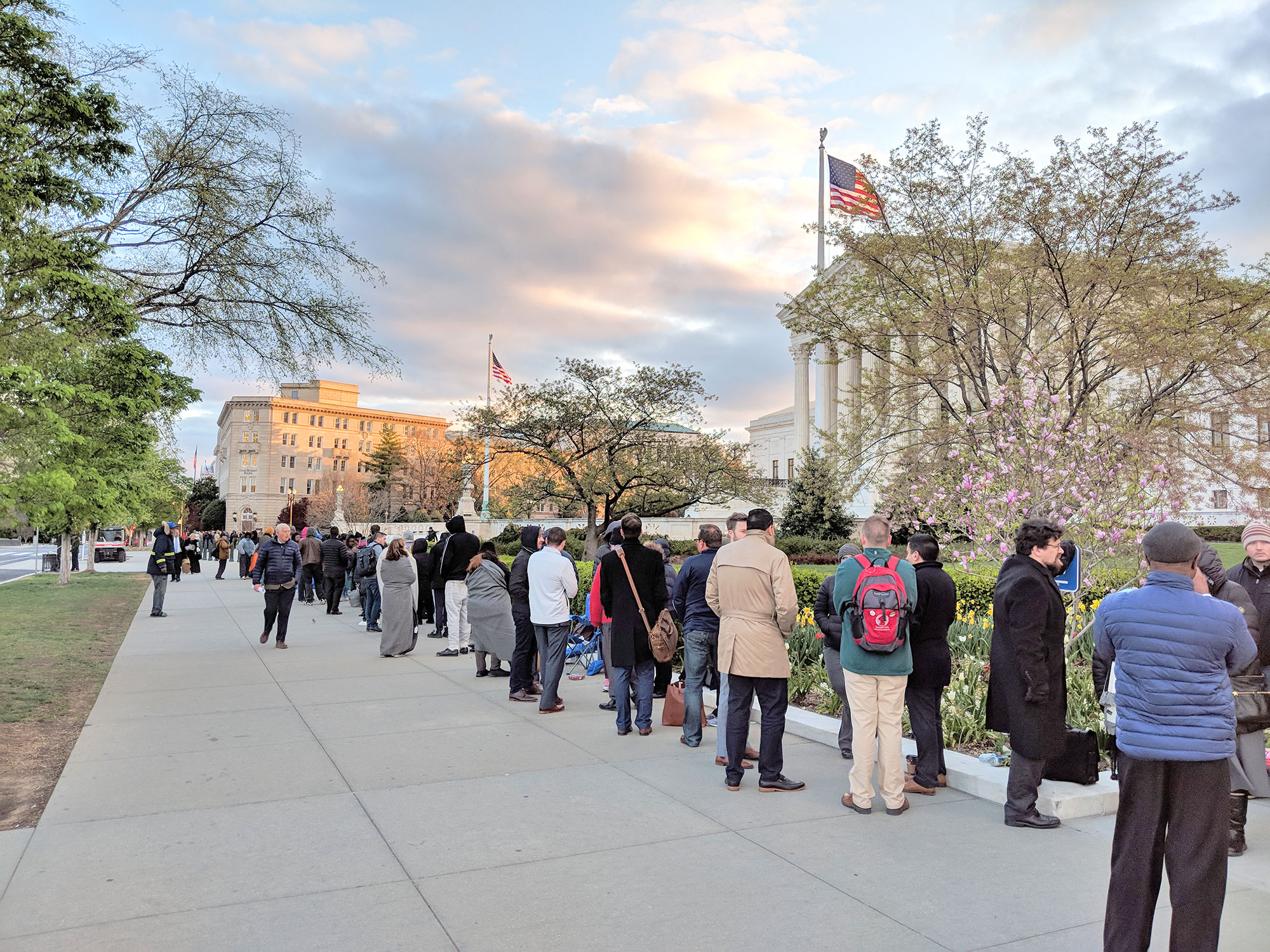 A line of lawyers and tourists in front of the Supreme Court.